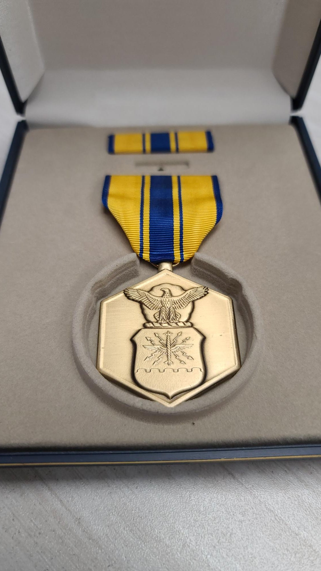 ピンバッジ US AIR FORCE COMMENDATION HAT PIN Military Veteran 15046 HO